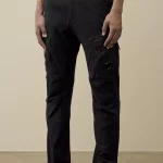 Doté d’une coupe ergonomique, ce pantalon cargo classique teint en pièce présente deux poches cargo, dont une ornée du détail en forme de verre de lunette C.P. Company.