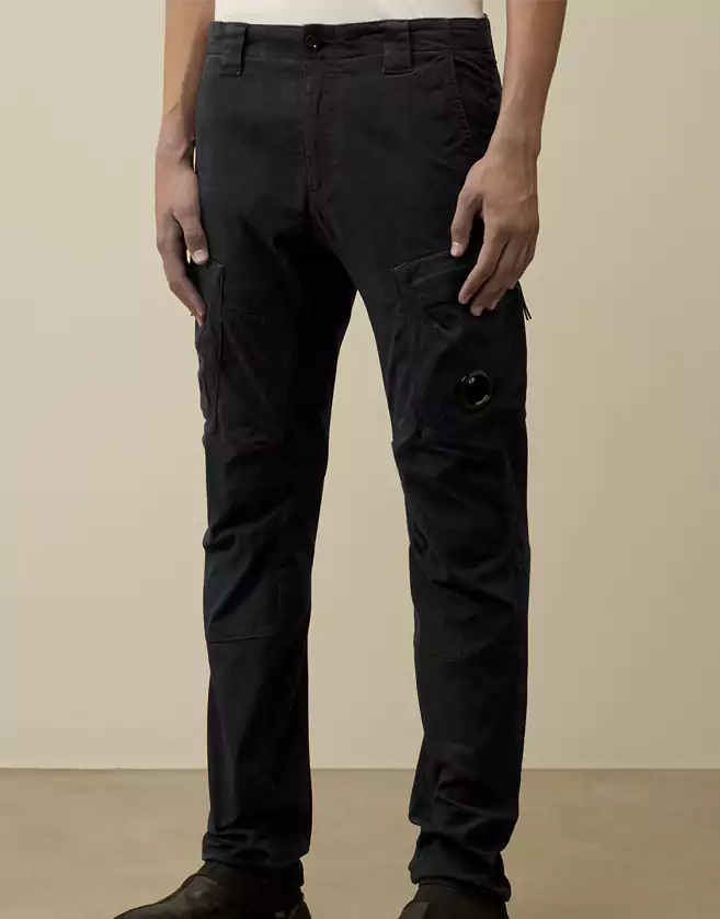 Doté d’une coupe ergonomique, ce pantalon cargo classique teint en pièce présente deux poches cargo, dont une ornée du détail en forme de verre de lunette C.P. Company.