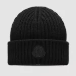 Ce bonnet Moncler est conçu en laine ultra-fine. Ce bonnet en maille côtelée amène chaleur et protection. Le logo Moncler ajoute un signe distinctif unique à n’importe quel look.