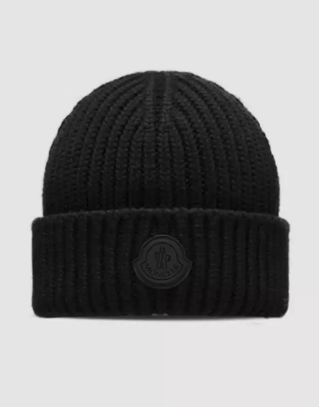 Ce bonnet Moncler est conçu en laine ultra-fine. Ce bonnet en maille côtelée amène chaleur et protection. Le logo Moncler ajoute un signe distinctif unique à n’importe quel look.