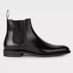 Bottines fabriquées à partir de cuir de première qualité. Ces Chelsea boots noires ont des bandes élastiques ton sur ton sur les côtés.