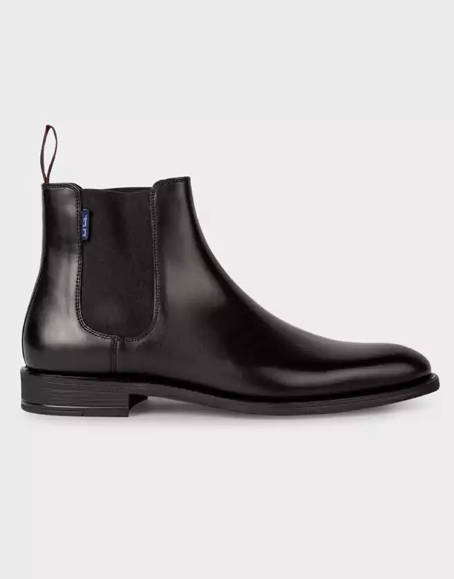 Bottines fabriquées à partir de cuir de première qualité. Ces Chelsea boots noires ont des bandes élastiques ton sur ton sur les côtés.