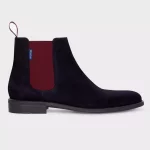 Bottines fabriquées au Portugal à partir de daim de qualité supérieure. Ces bottes Chelsea bleu marine sont dotées de bandes latérales élastiques bordeaux.