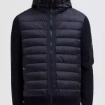 Ce cardigan Moncler pour homme en laine d’épaisseur moyenne possède un rembourrage en duvet. Modèle conçu dans un mélange de laine et de nylon extra-léger