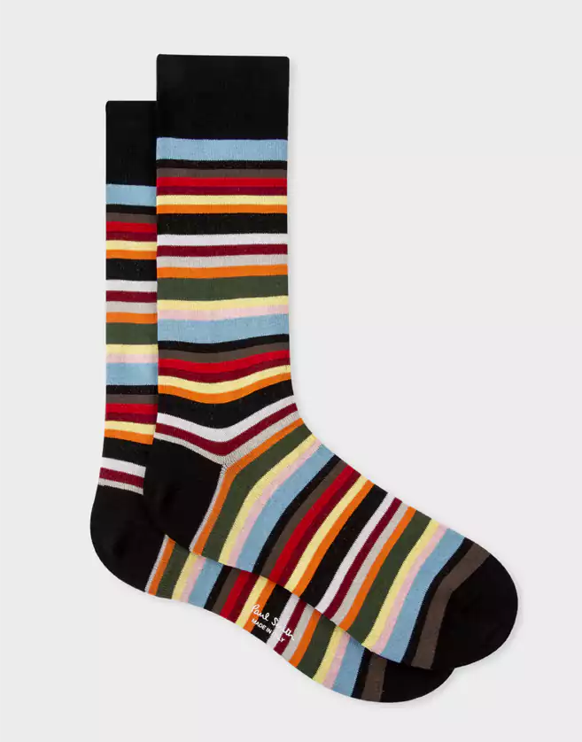 Chaussettes fabriquées en Italie avec du coton biologique. Ces chaussettes Paul Smith arborent un motif à rayures multicolores et se caractérisent avec un revers...