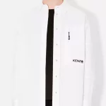 Chemise Kenzo coupe oversize avec une poche poitrine zippée et une tirette en silicone.