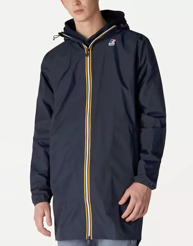 Manteau coupe-vent K-way long et imperméable. Une forme droite avec un look urbain.