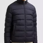 La doudoune Moncler pour homme se caractérise par un design épuré et minimaliste. Elle est fabriquée en polyester recyclé et arbore un col montant chaud