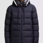 La doudoune Moncler est un modèle classique pour homme fabriquée à partir de polyester recyclé