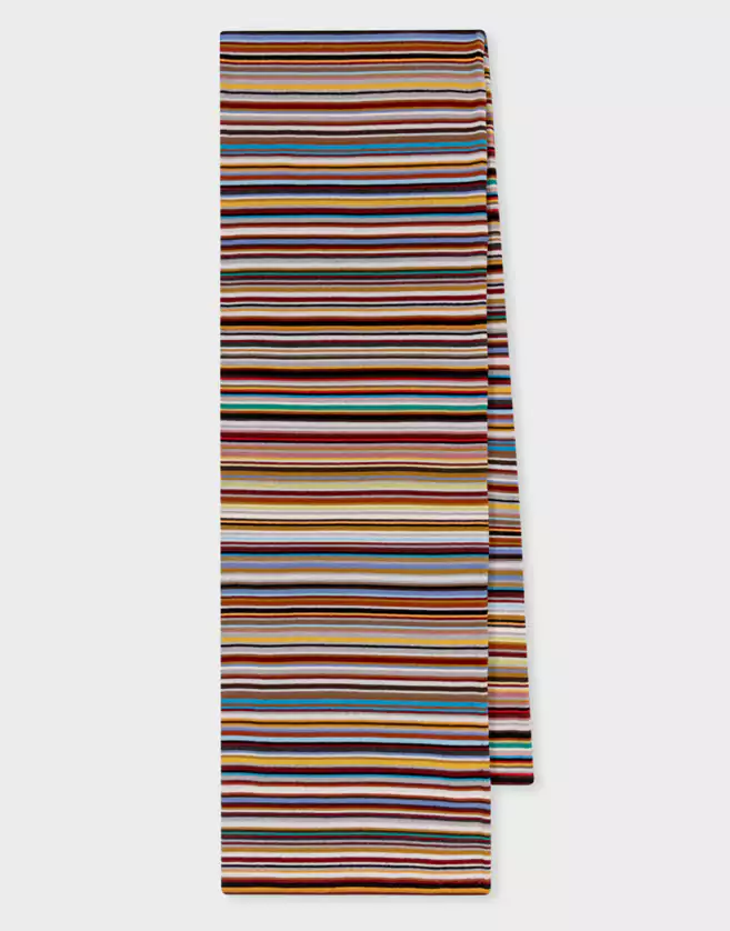 Echarpe fabriquée en Italie avec de la laine mérinos douce. Cette écharpe Paul Smith se distingue avec un motif "Signature Stripe".