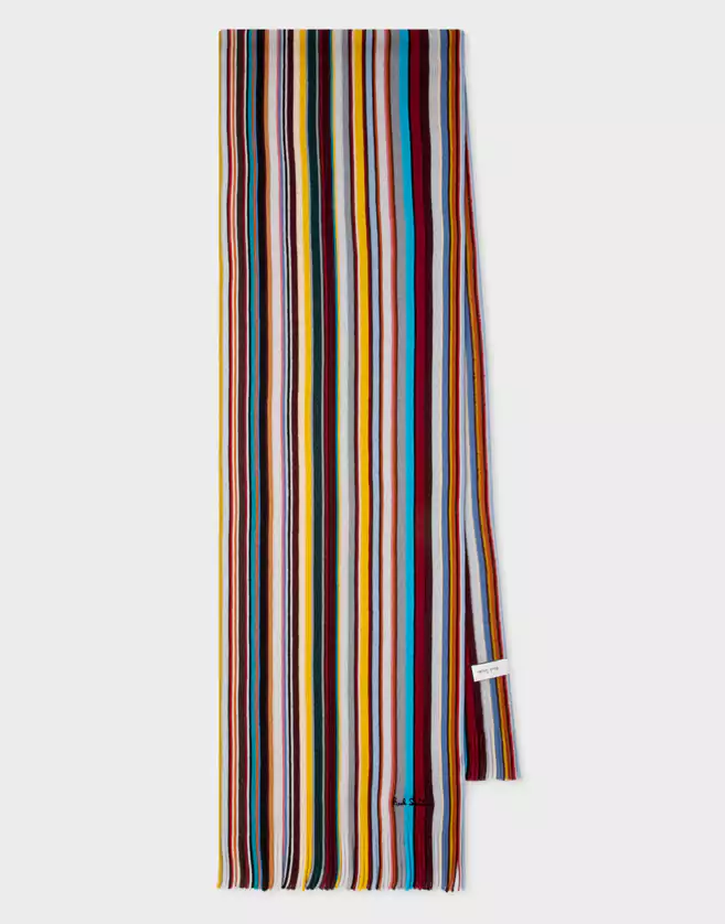 Echarpe fabriquée en Allemagne en laine douce 100 % mérinos. Cette écharpe Paul Smith tricotée arbore le motif classique « Signature Stripe ».