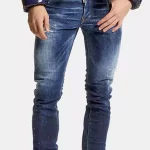Le jean Dsquared2 coupe slim effet usé s’adapte à différents looks et styles.