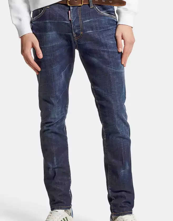 Le jean Dsquared2 cinq poches modèle « Skater » à la coupe slim est idéal pour créer des tenues de style différent.