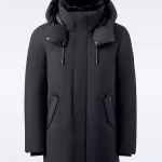 Manteau Mackage doté d'un plastron amovible. Hydrofuge et coupe-vent, sa surface extérieure est faite d'un tissu deux épaisseurs respirant et perméable à l'air.