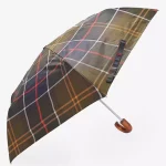 Ce parapluie Barbour distinctif est télescopique avec une poignée courbée en bois ornée d'un logo gravé. Il est livré avec une housse extérieure.