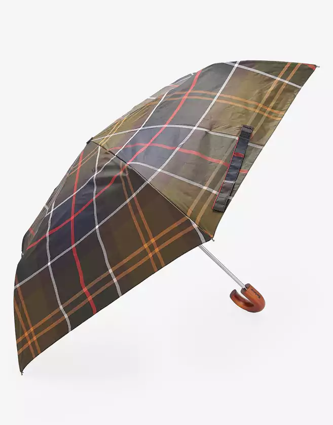 Ce parapluie Barbour distinctif est télescopique avec une poignée courbée en bois ornée d'un logo gravé. Il est livré avec une housse extérieure.