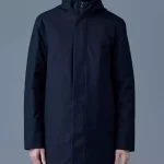 Parka Mackage 2-en-1 pour hommes en sergé et en duvet dotée d'une capuche et d'une doublure en duvet lavable à la machine.