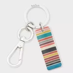 Ce porte-clés Paul Smith argenté est composé d’une plaque à rayures multicolores. Il comporte un anneau travaillé ainsi qu'un crochet.