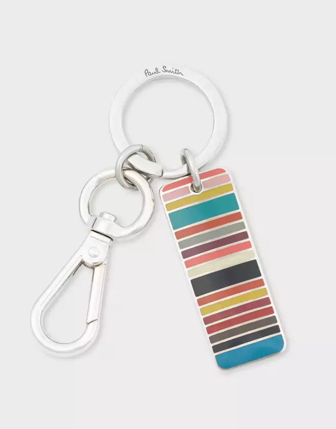 Ce porte-clés Paul Smith argenté est composé d’une plaque à rayures multicolores. Il comporte un anneau travaillé ainsi qu'un crochet.