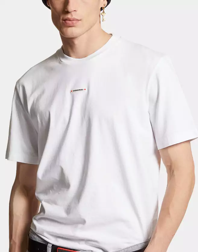 Le t-shirt Dsquared2 en jersey de coton est le classique pour construire votre look. Ce t-shirt se marie facilement avec différents looks et style.