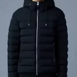 este Mackage ultraléger et recyclé pour hommes dotée d'une capuche à visière anti-intempéries ajustable.