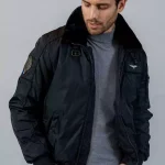 Blouson aviateur collector HURRICAN FIGHTER en nylon marine et au col en fourrure, ses écussons apparaissent comme signes de son parcours sans faute dans le vestiaire de la patrouille de France.