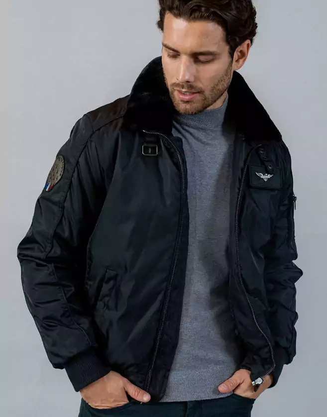 Blouson aviateur collector HURRICAN FIGHTER en nylon marine et au col en fourrure, ses écussons apparaissent comme signes de son parcours sans faute dans le vestiaire de la patrouille de France.