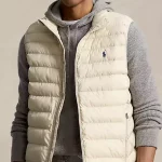 e gilet Ralph Lauren matelassé est pourvu d'un rembourrage en duvet synthétique et d'un tissu hydrofuge confectionnés en polyester recyclé.