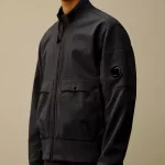 Veste bomber C.P. Company confectionnée avec un tissu softshell stretch à 3 couches en fil de polyester recyclé.