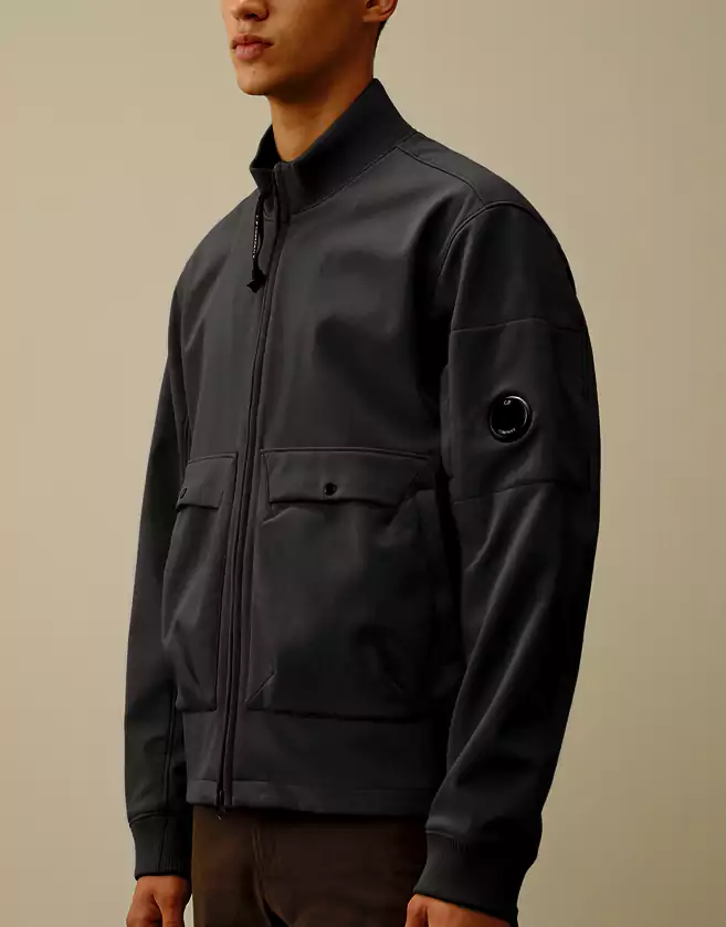 Veste bomber C.P. Company confectionnée avec un tissu softshell stretch à 3 couches en fil de polyester recyclé.