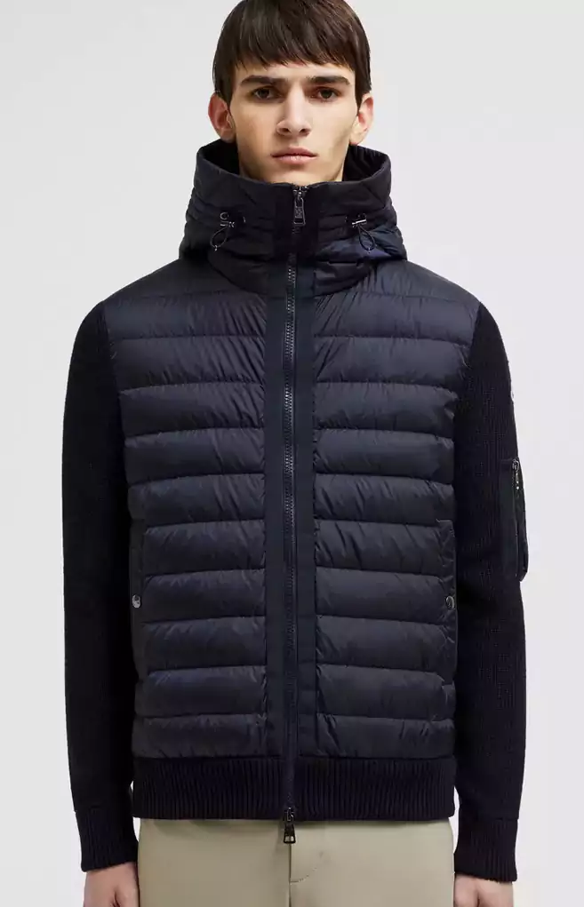 Ce cardigan Moncler pour homme en laine d’épaisseur moyenne possède un rembourrage en duvet. Modèle conçu dans un mélange de laine et de nylon extra-léger.