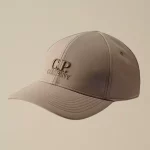 Casquette C.P. Company à logo élaborée en C.P. Shell-R, un tissu softshell stretch à 3 couches conçu à partir de fil de polyester recyclé.