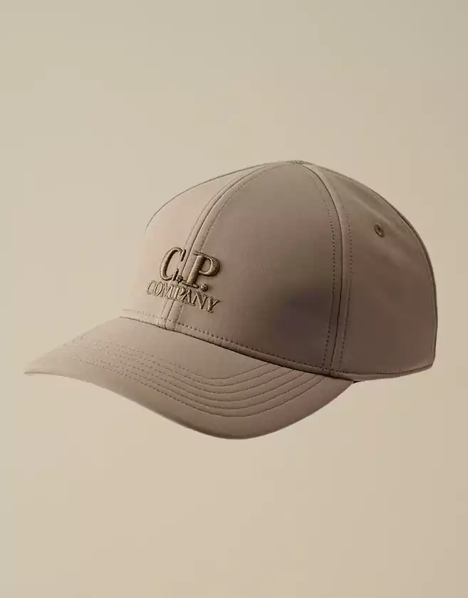 Casquette C.P. Company à logo élaborée en C.P. Shell-R, un tissu softshell stretch à 3 couches conçu à partir de fil de polyester recyclé.