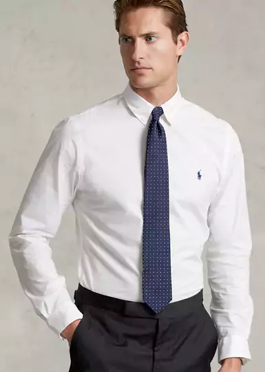 Cette chemise Ralph Lauren allie notre coupe cintrée moderne à de la popeline de coton stretch pour un look élégant.