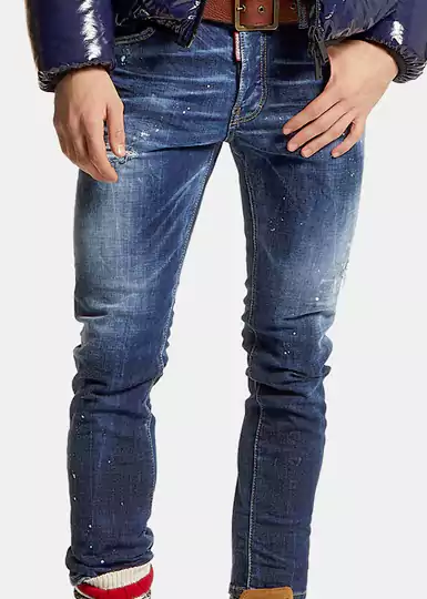 Le jean Dsquared2 coupe slim effet usé s’adapte à différents looks et styles.