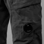 Pantalon CP Company cargo en satin stretch