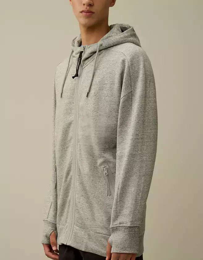 Ce sweatshirt CP Company à capuche pour homme présente une fermeture zippée sur toute la longueur.