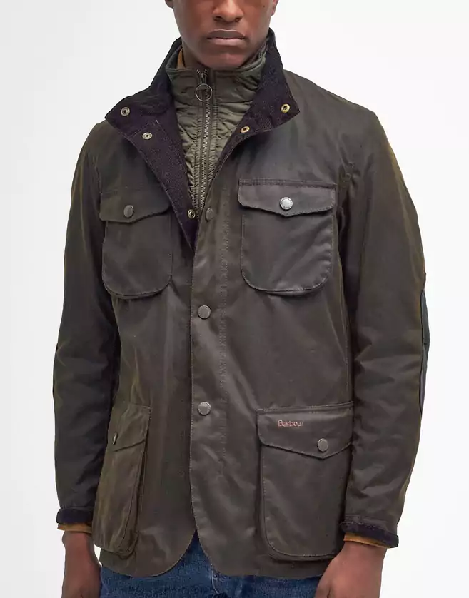 Élégante et stylée, la veste Barbour Ogston est une veste cirée pour homme de la collection Classic Tartan.