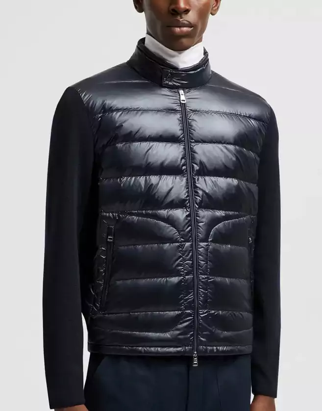 Confortable en toute saison, ce cardigan Moncler en laine ultra-fine pour homme est agrémenté d'un rembourrage en duvet sur le devant.