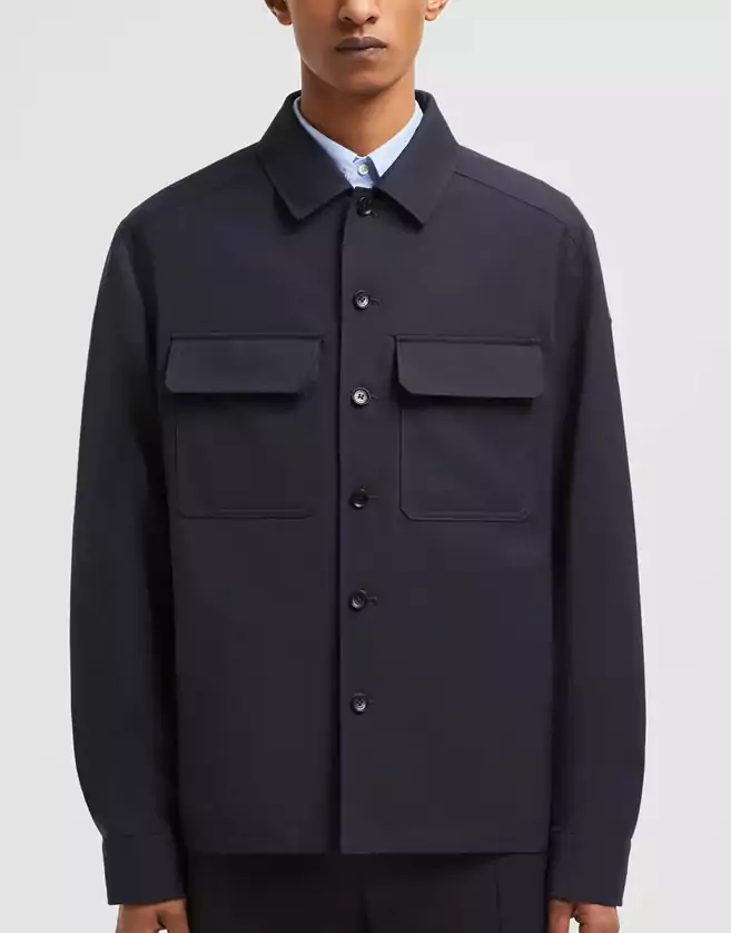 Conçue en gabardine de laine, cette chemise Moncler pour homme est un incontournable en toute saison.