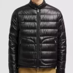 Doudoune Moncler courte et légère mais chaude pour homme, classique qui transcende les saisons et les tendances.