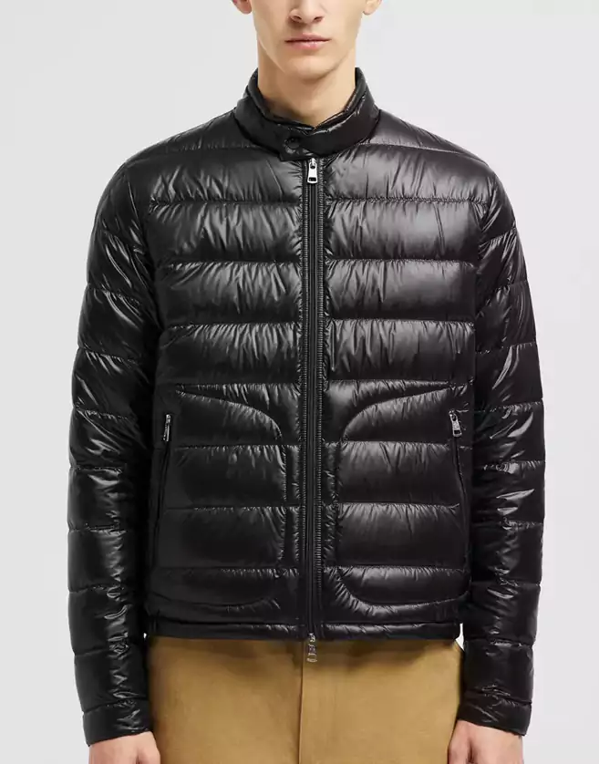 Doudoune Moncler courte et légère mais chaude pour homme, classique qui transcende les saisons et les tendances.