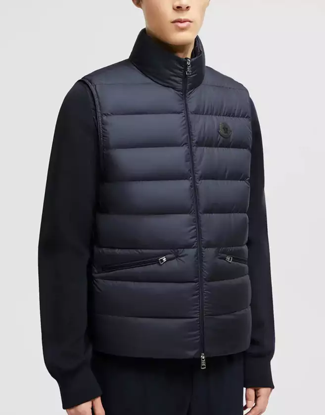 La doudoune Moncler sans manches « Lechtal » allie style intemporel et matières fonctionnelles.