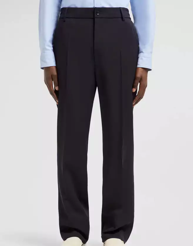 Ce pantalon Moncler conçu en gabardine de laine pour homme est un incontournable élégant en toute saison.