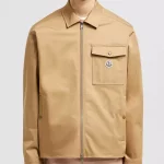 Réinterprétation contemporaine d'un modèle classique, cette chemise en gabardine pour homme est dotée d'une fermeture zippée.