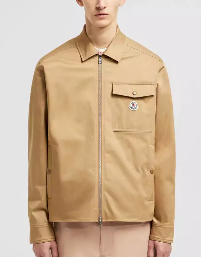 Réinterprétation contemporaine d'un modèle classique, cette chemise en gabardine pour homme est dotée d'une fermeture zippée.