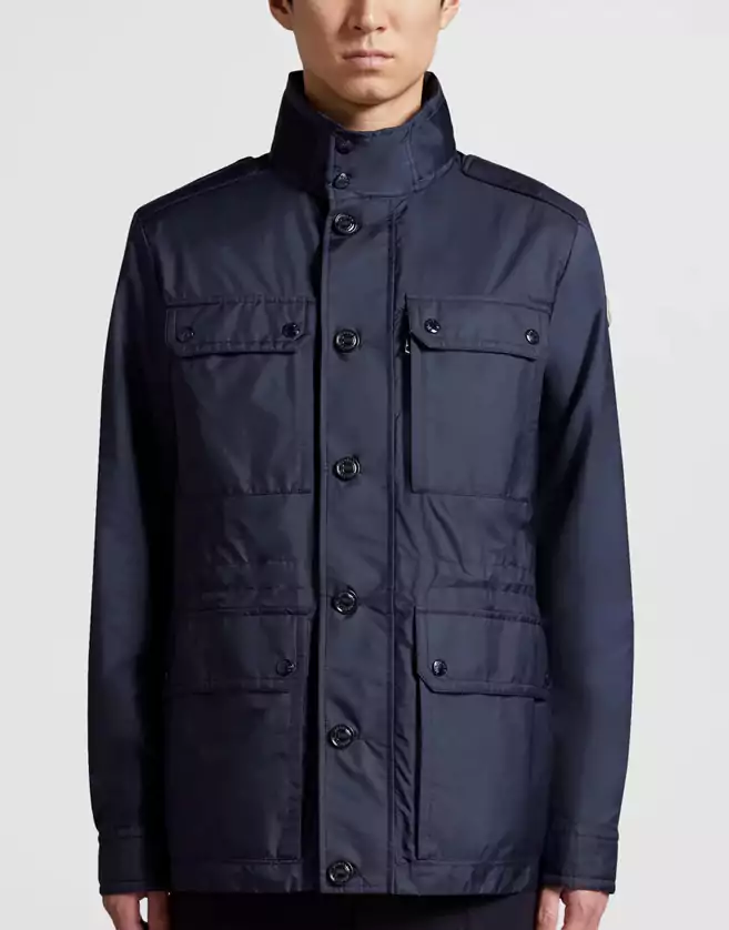 Modèle conçu en nylon imperméable, la veste militaire Lez pour homme renforce le concept de fonctionnalité avec de grandes poches plaquées.