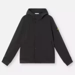 Blouson Stone Island en matière performante à triple épaisseur dont la face externe en toile de polyester extensible confère au vêtement une flexibilité et un confort supérieurs