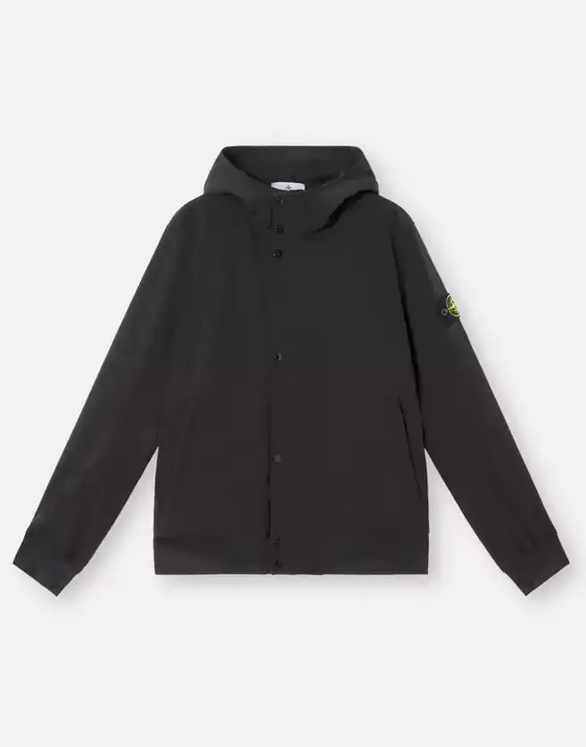 Blouson Stone Island en matière performante à triple épaisseur dont la face externe en toile de polyester extensible confère au vêtement une flexibilité et un confort supérieurs