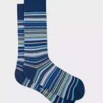 Ces chaussettes Paul Smith bleu ciel sont ornées de le « Signature Stripe ». Elles sont dotées d'un talon et de bouts bleus. Fabriquées en Grande-Bretagne à partir d'un doux mélange de coton.